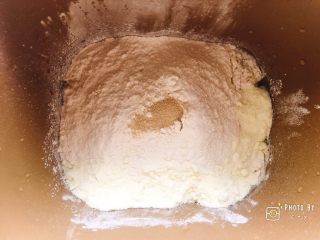 会拉丝的火腿芝士熔岩面包,依次倒进水、盐、糖、面包粉、奶粉、干酵母，和面15分钟。