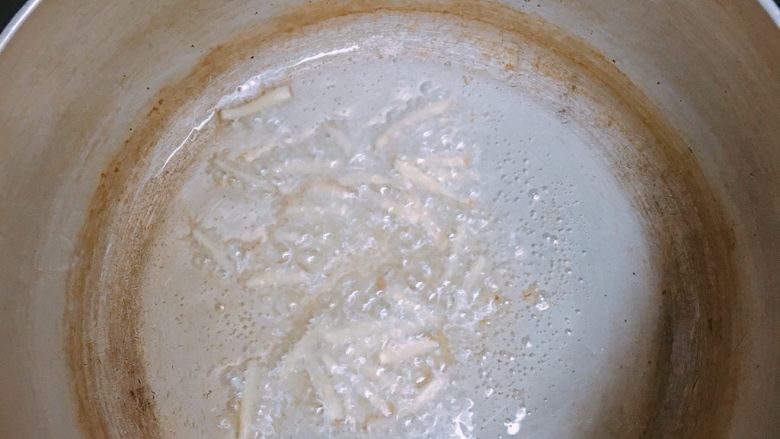 梅花肉煮米粉,锅内倒入少许猪油（没猪油可以改用调和油）放入姜丝炸香