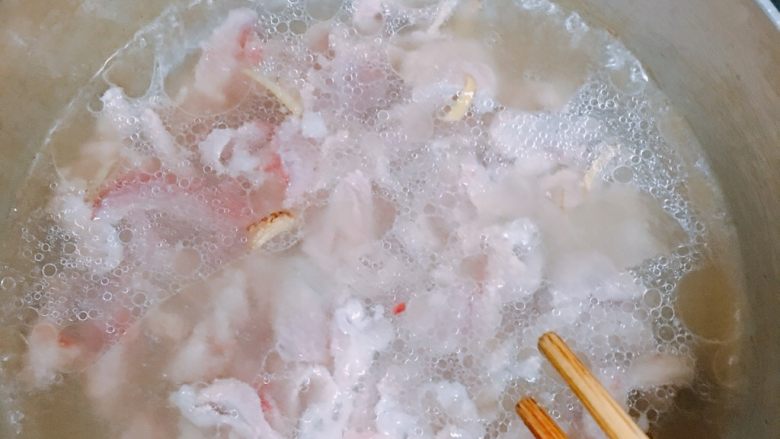 梅花肉煮米粉,放入肉片用筷子打散