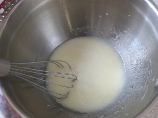 黑芝麻麻薯,融化后的黄油，加入牛奶，充分搅拌均匀。