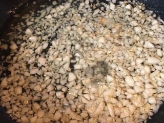 清蒸金针菇,靠锅的余温把蒜头炒香，加入盐和糖调味