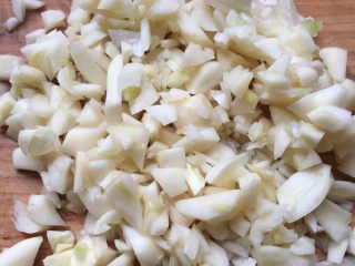 清蒸金针菇,大蒜头剁成蒜蓉