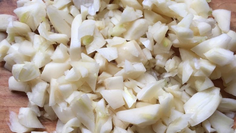 清蒸金针菇,大蒜头剁成蒜蓉