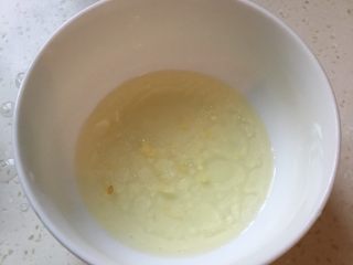 清蒸金针菇,倒出蒸好的金针菇汤汁