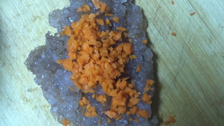 四色虾丸,洗净的虾肉剁碎，加入胡萝卜丁