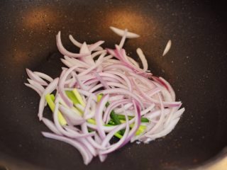 炒方便面,锅中放少许油烧热，放入洋葱和小葱，炒30秒。