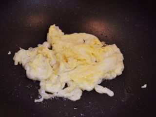 炒方便面,蛋液快凝固就可以关火了。盛出来备用。