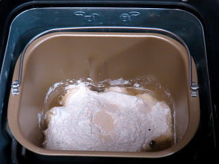 美味健康面包【红糖核桃软欧】,除黄油外，将其它面团材料放入面包机桶内