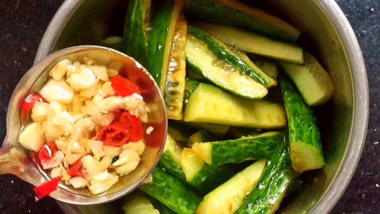 ＃绿色美食＃开胃菜凉拌黄瓜,蒜末爆香，待油冷却后加入黄瓜里。