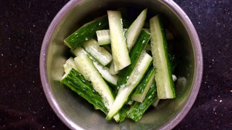 ＃绿色美食＃开胃菜凉拌黄瓜,切好放盆子里。