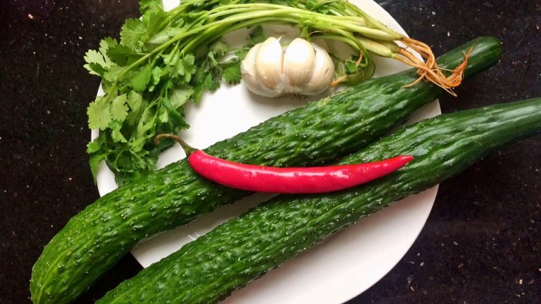 ＃绿色美食＃开胃菜凉拌黄瓜,准备好食材：黄瓜，辣椒，蒜，小香菜。