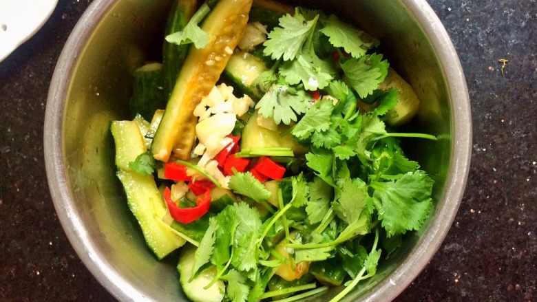 ＃绿色美食＃开胃菜凉拌黄瓜,加入少许香菜。