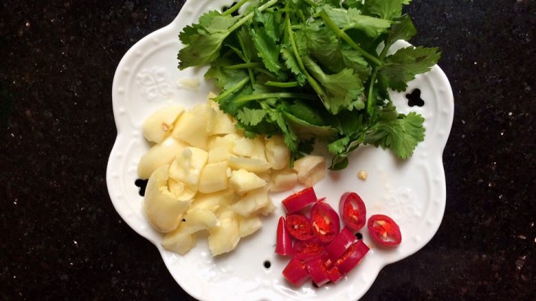 ＃绿色美食＃开胃菜凉拌黄瓜,切好香菜，辣椒，蒜末备用。