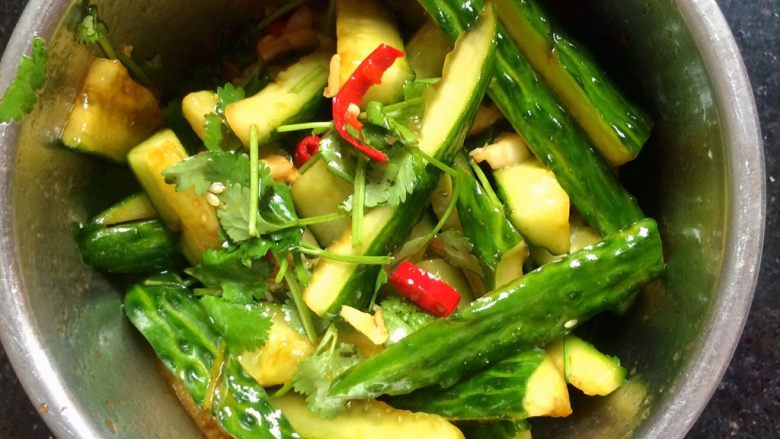 ＃绿色美食＃开胃菜凉拌黄瓜,轻轻晃动盆子，让黄瓜均匀地拌上调料。