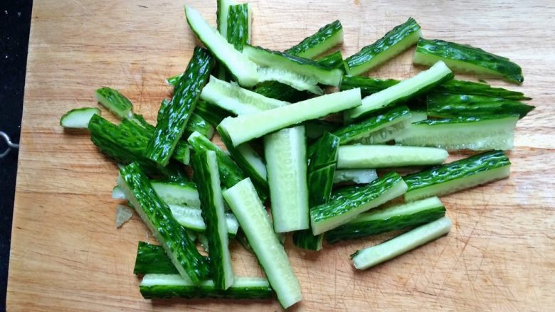 ＃绿色美食＃开胃菜凉拌黄瓜,切成小段。
