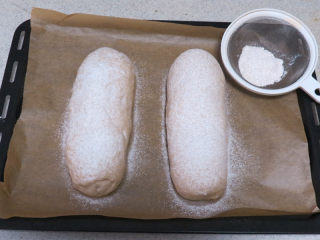 美味健康面包【红糖核桃软欧】,放温暖处进行二次发酵至2倍大，表面筛少许全麦粉