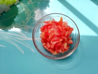 西红柿鸡蛋珍珠面,浸泡好的西红柿去皮，切成丁