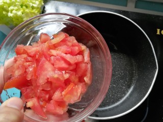 西红柿鸡蛋珍珠面,起锅热油，倒入西红柿翻炒出红油