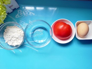 西红柿鸡蛋珍珠面,食材准备:中筋面粉40克、清水20克、西红柿半个、鸡蛋1枚
