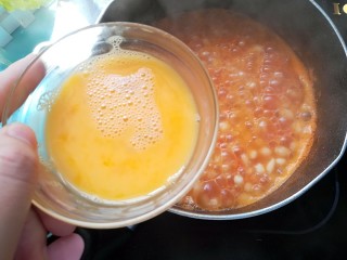 西红柿鸡蛋珍珠面,最后淋入蛋液，用筷子迅速搅拌均匀关火出锅