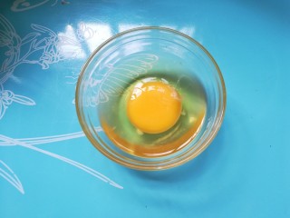西红柿鸡蛋珍珠面,将鸡蛋嗑开