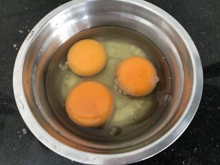 绿色美食～苦瓜炒蛋,鸡蛋打入碗内