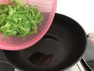 绿色美食～苦瓜炒蛋,再次热锅下油，把苦瓜倒入翻炒