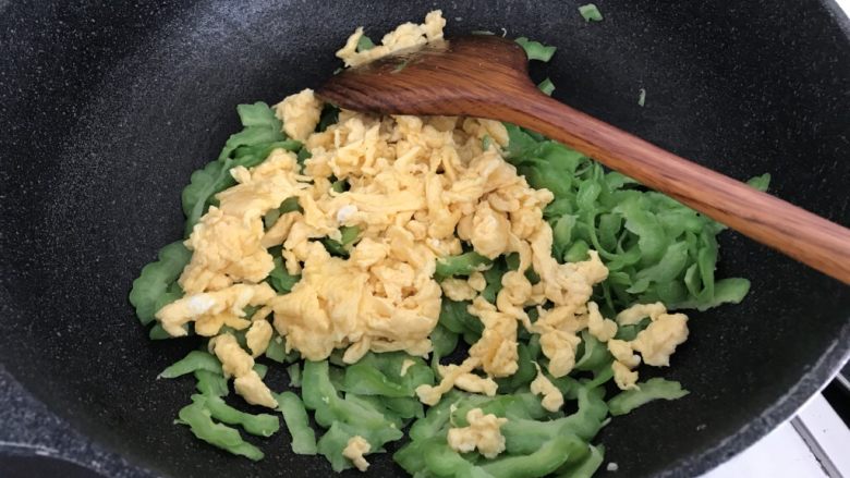 绿色美食～苦瓜炒蛋,加入鸡蛋，翻炒约一分钟