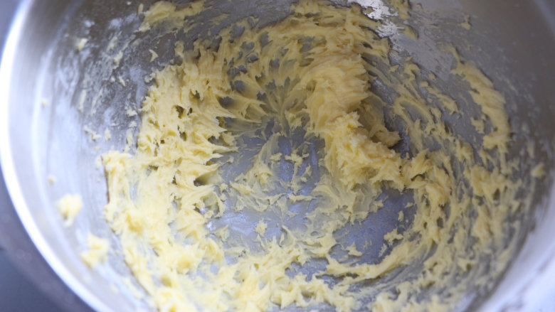 可可玛格丽特饼干,软化的黄油，加入糖粉，用电动打蛋器先低速后中速搅打，直至黄油色泽变浅，体积膨大一倍。打发好的黄油色泽浅白，质地光滑细腻，如羽毛般蓬松。