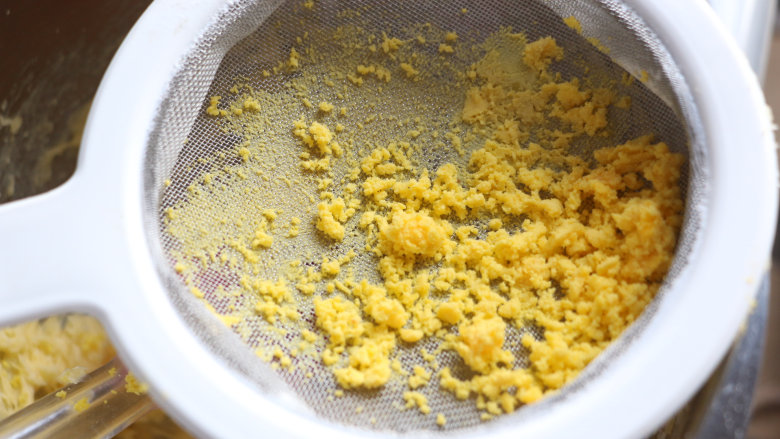 可可玛格丽特饼干,熟蛋黄碾碎，过筛，制成蛋黄细末，加入打发好的黄油中。