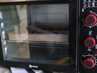可可玛格丽特饼干,烤箱提前预热，中层170度20分钟即可。