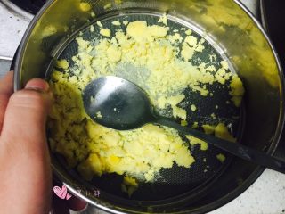 玛格丽特饼干,蛋黄过筛网，用勺子按压成蛋黄细沫儿
