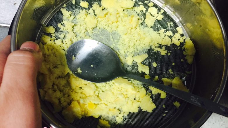 玛格丽特饼干,蛋黄过筛网，用勺子按压成蛋黄细沫儿