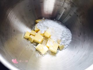 玛格丽特饼干,黄油放室温软化后加入糖粉和盐，用打蛋器打发黄油至蓬松状态