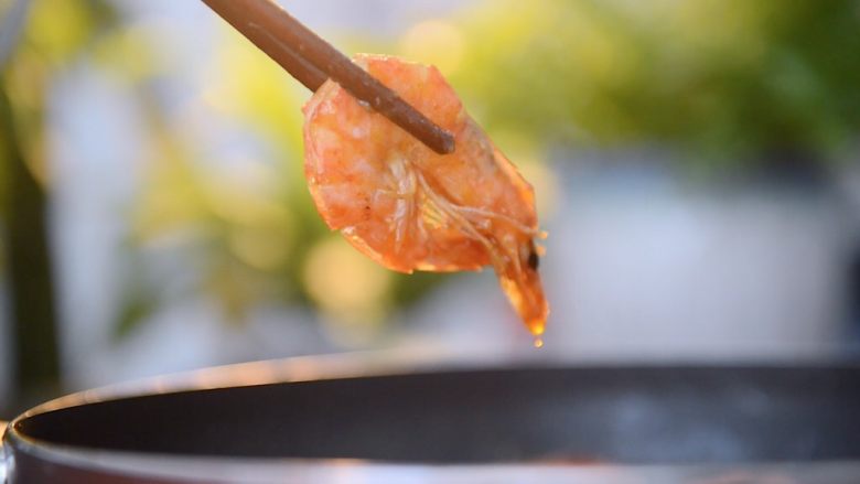 生猛海鲜之油焖大虾,焖煮时间结束，捞虾出锅