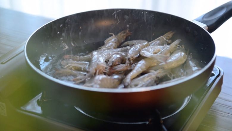 生猛海鲜之油焖大虾,热好油锅，倒入处理好的虾进行翻炒
