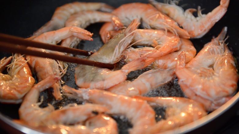 生猛海鲜之油焖大虾,将虾炒成金黄色后捞出，留下虾油
