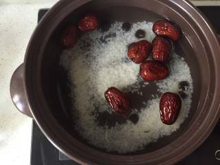 一锅出早餐,把大米、红枣、桂圆加入砂锅中，加入适量水