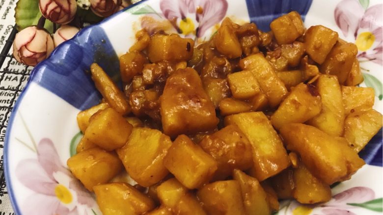 红腐乳焖土豆,摆盘即可