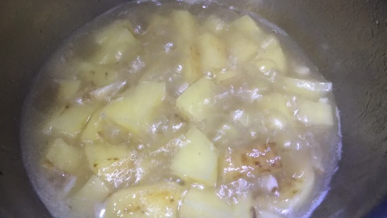 红腐乳焖土豆,将其倒入受热快的小锅，加适量水