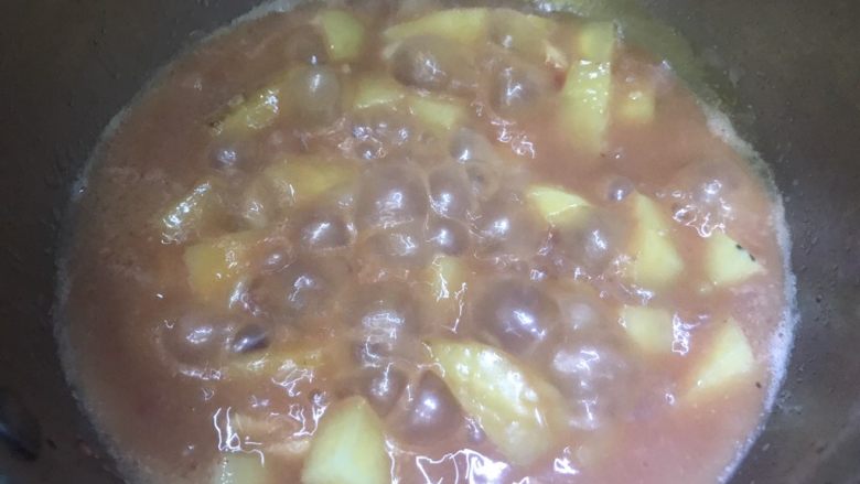 红腐乳焖土豆,倒入锅中，焖至收汁