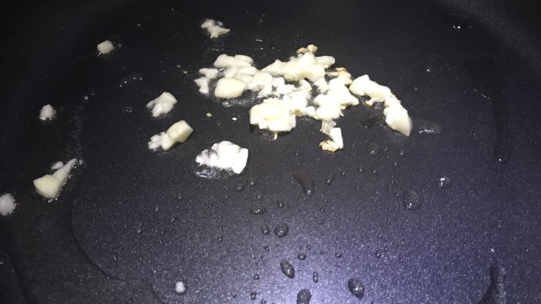 红腐乳焖土豆,锅中放油，倒入蒜末爆香
