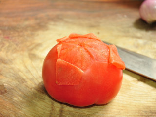 苏泊汤——冬日里的温暖,西红柿顶部切“十字”刀，入开水中烫一下，去除外皮。