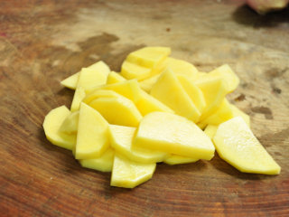 苏泊汤——冬日里的温暖,土豆去皮后切成0.3cm的片备用。