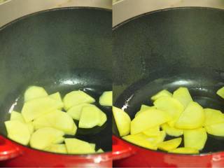 苏泊汤——冬日里的温暖,锅内加少许油，油热后放入土豆煸炒至土豆变色后盛出。