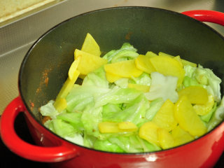 苏泊汤——冬日里的温暖,待西红柿炒至浓稠时加入之前炒好的卷心菜和土豆片翻炒均匀。