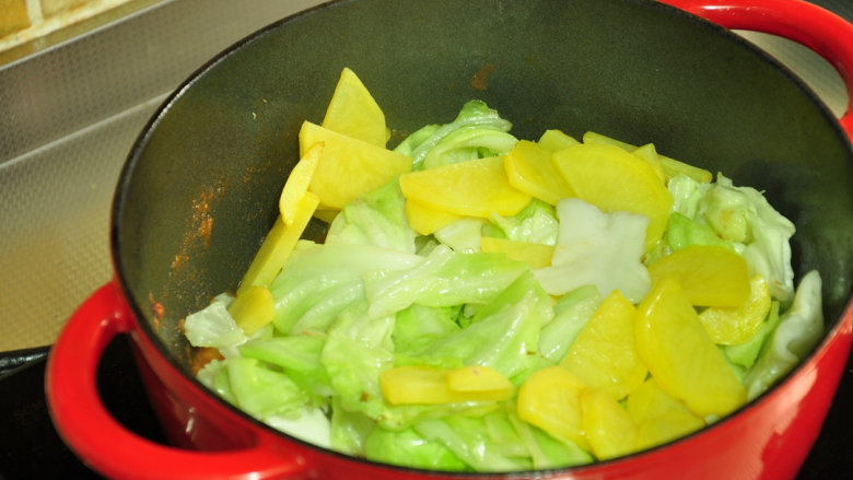 苏泊汤——冬日里的温暖,待西红柿炒至浓稠时加入之前炒好的卷心菜和土豆片翻炒均匀。
