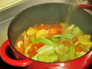 苏泊汤——冬日里的温暖,锅内倒入1000ml的开水。
