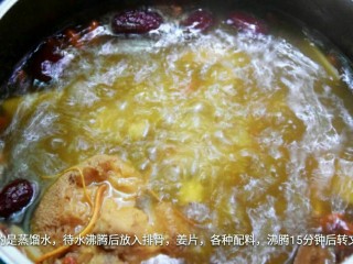 猴头菇排骨养胃汤,水开了，放下排骨，姜片和所有配料，保持沸腾15分钟。