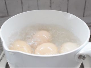 卤三鸡,鸡蛋放入锅中煮熟